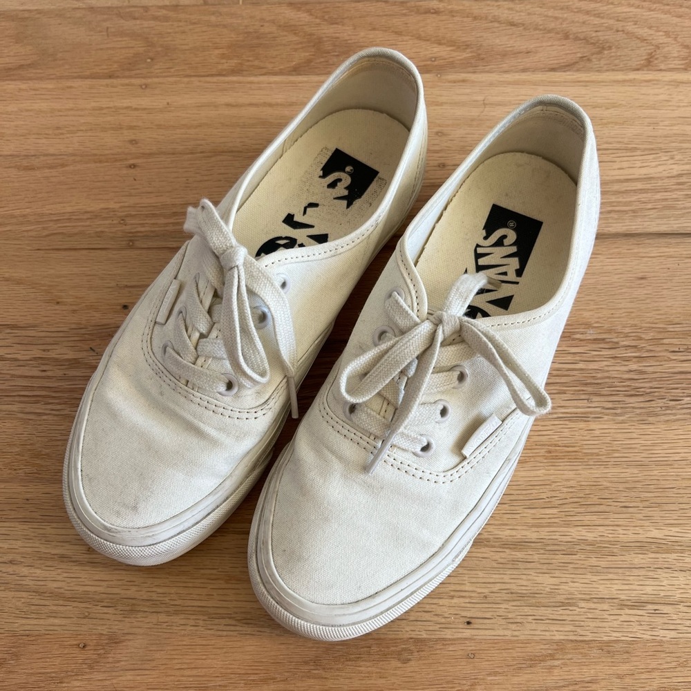 Vans Canvas Authentics | Pre-loved | Size 7.5
